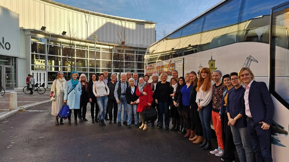 Många tog chansen att hoppa på Skådebanans buss för en operaresa till Umeå.