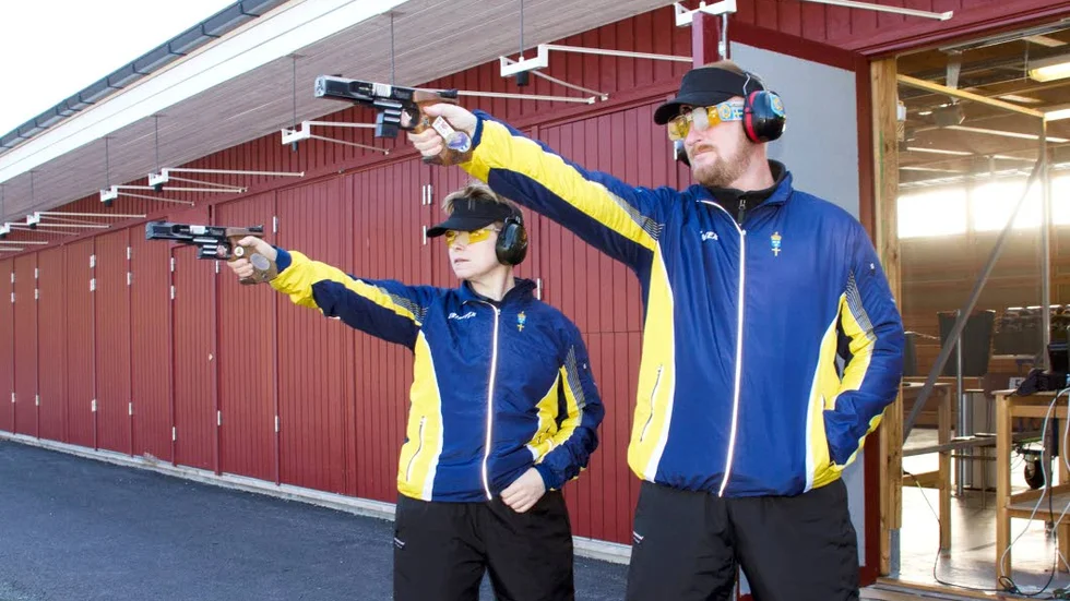 Maria Öberg, till vänster, tog hem två SM-guld i pistolskytte i helgen.