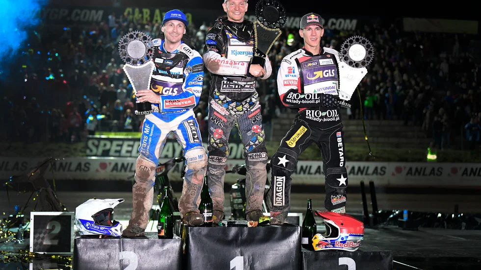 Leon Madsen, t.v, ersätter Maciej Janowski, t.h när Dackarna kör SM-final mot Fredrik Lindgrens Västervik.