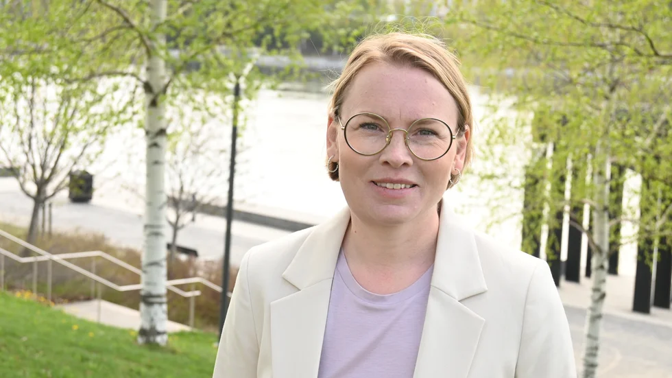 Evelina Fahlesson (S), kommunalråd och ordförande i personalnämnden, berättar om beslutet att höja årets julgåva till 400 kronor.