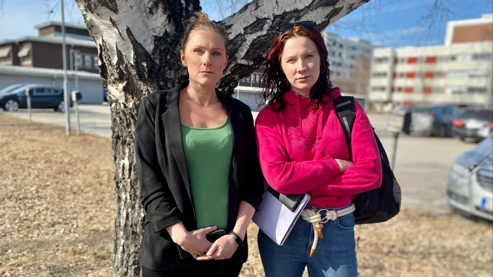 Sara Sandström och Tina Sandström tycker inte längre att Kvinnojouren Lillasyster lever upp till sitt uppdrag. "Vi vill hjälpa våldsutsatta kvinnor, men istället har det blivit en syjunta", säger Tina Sandström.