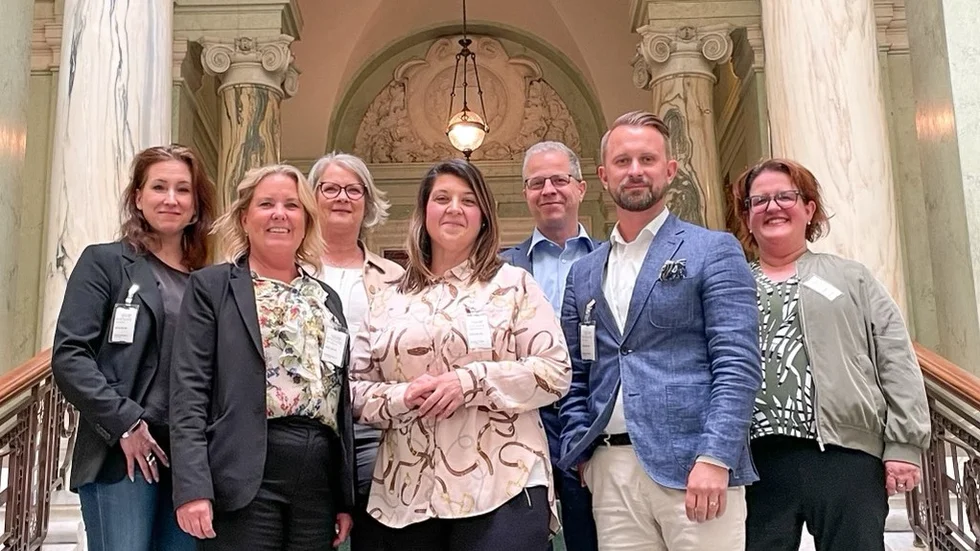 Regionens delegation som besökte riksdagens trafikutskott på tisdagen. Fr v. Lena Granath (V), Malin Sjölander (M), utvecklingsdirektör Helena Nilsson, Angelica Katsanidou (S), Martin Kirchberg (SD), Jimmy Loord (KD) och Karin Helmersson (C).
