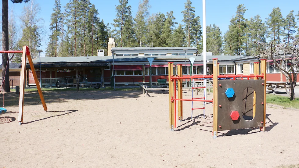 Enligt riskanalysen som gjorts är risken att skolans besparingar drabbar eleverna genom att det blir färre vuxna i skolan och större barngrupper i förskolan.