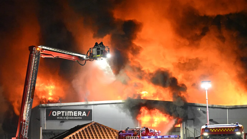 Strax efter midnatt hade elden brutit igenom taket på byggnaden.