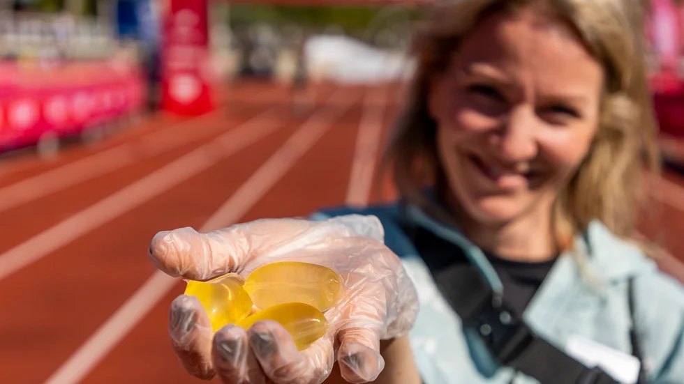 Mjuka algbollar fyllda med sportdryck visas upp av Linn Färjhage, hållbarhetsansvarig på Göteborgsvarvet. Bollarna är snällare mot miljön än motionsloppens klassiska pappersmuggar.