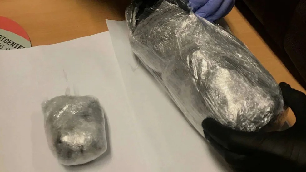 I mannens väska fanns cirka 1,4 kilo cannabis.