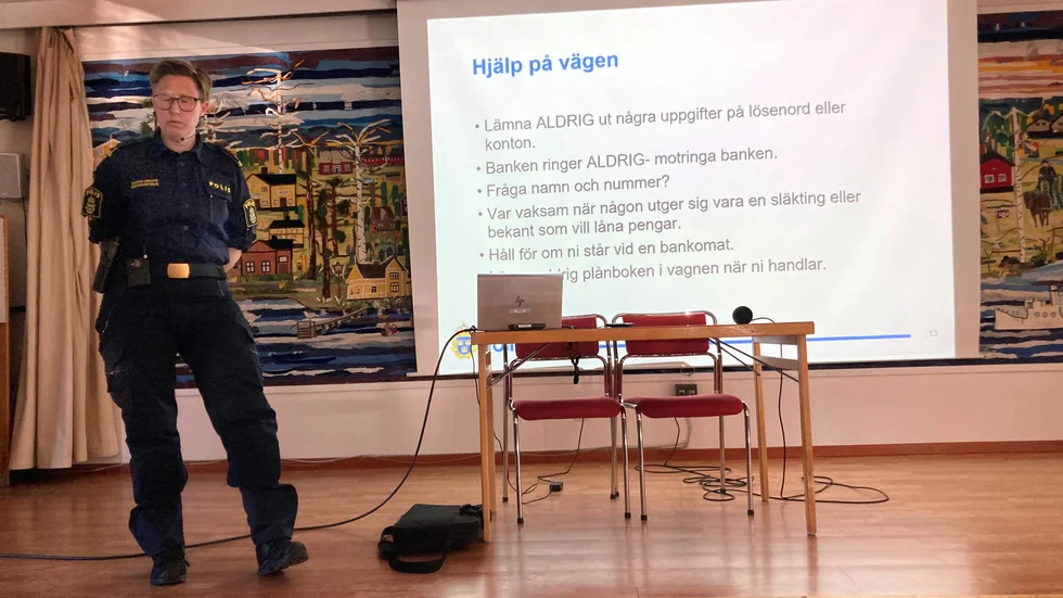 Sara Ekbom från polisen tipsade om hur man skyddar sig mot bedrägerier.       