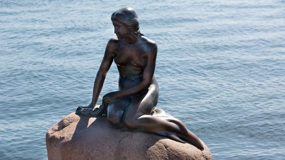 Arvingarna efter konstnären bakom "Den lille havfrue" anser att tidningen Berlingske bröt mot upphovsrätten när en satirteckning med sjöjungfrun publicerades. Arkivbild.
