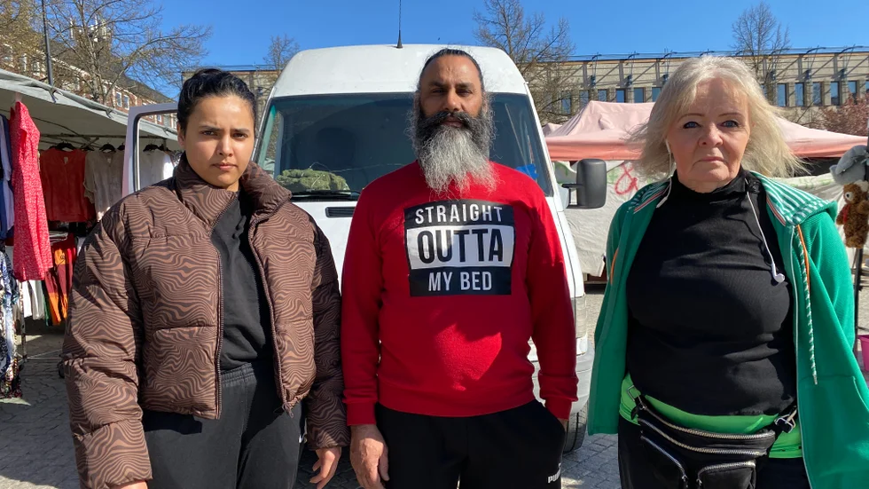 Palak Preet, Satwant Singh och Irma Haapaluoma klarar inte av- och pålastning under den timme de får lov att parkera på torget. "Det tar minst den dubbla tiden", säger de.