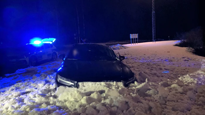 När polisen kom till Gäddviksrondellen i Luleå satt den nu åtalade mannen i passagerarsätet.