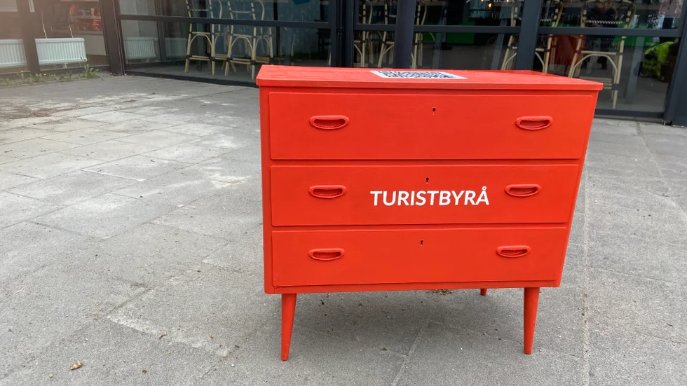 "Turistbyråerna" som Vingåkers kommun tagit fram är roliga pr-knep. Och reklamen kommunens kommunikatörer tagit fram är underhållande. Men borde verkligen kommuner stå för detta kalas?