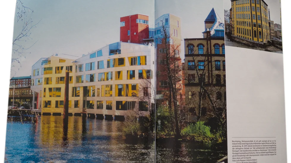 Katscha i Norrköpingsindustrilandskap passar väl in, anser Måns Hagberg. Men, säger han; borde inte huset ha fått en puts av den "Norrköpingsgula" färgen som bl a pryder Arbetets museum. (lilla bilden högst upp till höger) (Bilden i boken är tagen av Ingrid Reppen) 