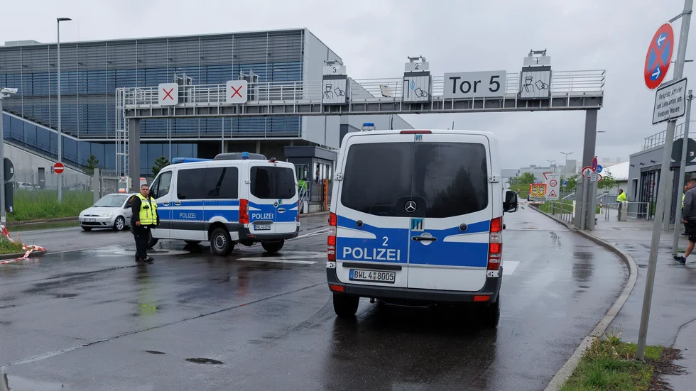 Polis på plats vid fabriken i sydvästra Tyskland där en man öppnade eld på torsdagen.