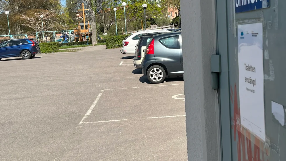 Nödiga barn i stadsparken får vänta lite till. Men när som helst ska toaletterna öppna, lovar Hugo Andersson, kommunens enhetschef för gata och park.