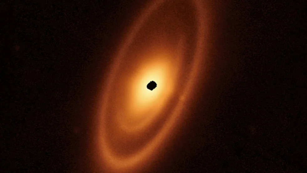 Skivan runt stjärnan Fomalhaut, cirka 25 ljusår från solen, består av tre asteroidringar med mellanrum som kan rymma planeter. Bilden är skapad med data från James Webb-teleskopet. Fläcken i mitten innebär avsaknad av data.