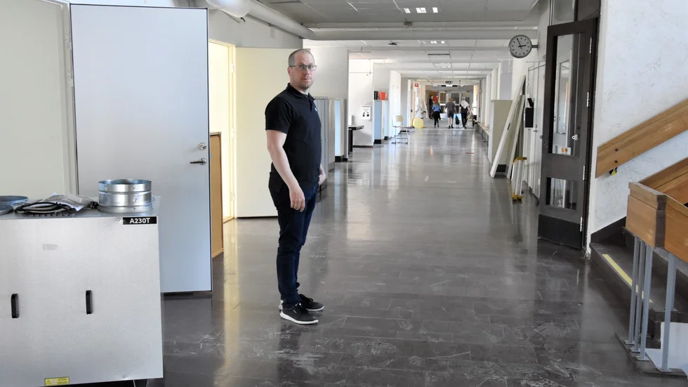 Jimmy Henriksson, teknisk chef, i en korridor som förbereds för rivningsarbete.