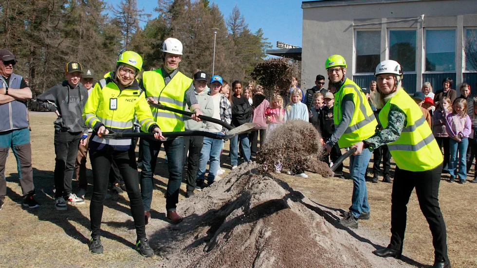 "Jättekul att vi äntligen är igång", säger samhällsbyggnadschef Åsa Andersson som tog första spadtaget tillsammans med kommunalrådet Lars Forsgren och Josefin Hermansson och Daniel Ödling från NCC.
