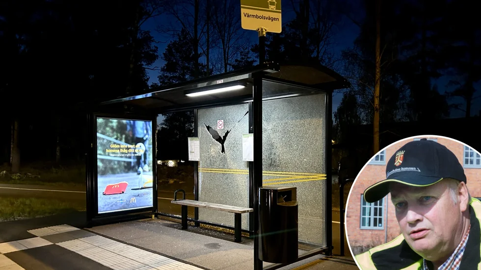 Den sönderslagna busskuren finns intill Scaniarondellen. På bild ses också Erland Fröjd. 