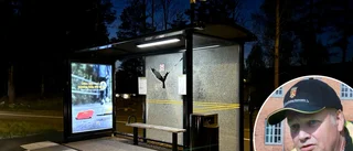Vandaler löpte amok mot busskur utmed 52:an