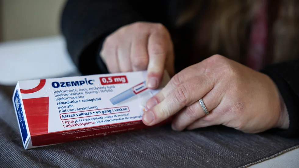 Personer som lider av sjuklig övervikt kan ta hjälp av diabetesmedicinen Ozempic för att gå ner i vikt. Dessa läkemedel skrivs dock i princip aldrig ut för att behandla övervikt i den offentliga vården.  
