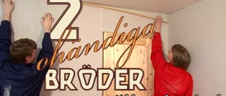 Två ohändiga bröder kämpar med taklister