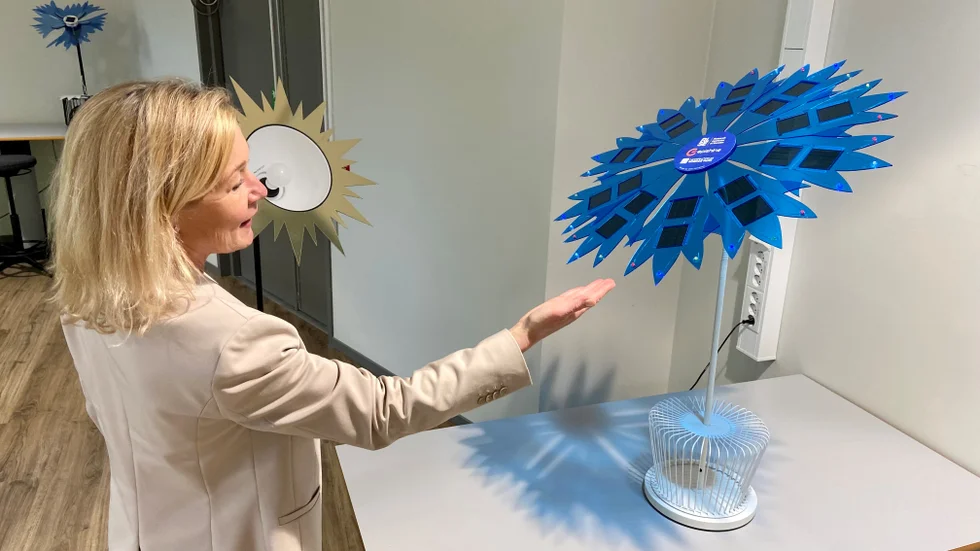 Eva Eriksson, projektledare på HOPE mötesarena, visar en solcellslampa som inspirerats av en blåklint i formen. I det här rummet ska det bli ett innovationslabb så småningom, där unga ska inspireras till att jobba med den nya tekniken.
