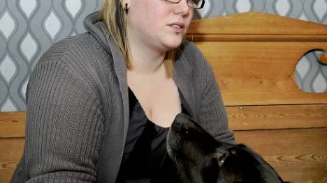 Linda Lind, tillsammans med hennes hund Junior, fick återbetalningskrav av Försäkringskassan. Nu varnar hon andra för att missuppfatta bostadsbidragets syfte.FOTO: Bengt-Åke Persson