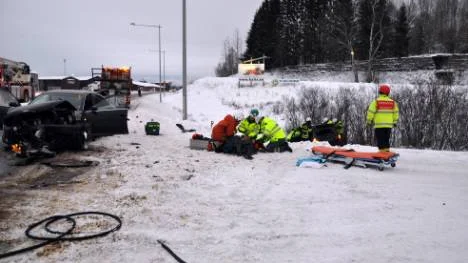 Kollisonen blev kraftig och en av bilarna  hamnade i det djupa diket. Bilen fick upp klippas för att få ut föraren.FOTO: K-L Sundqvist