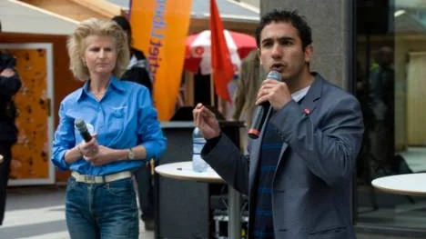 Det finns ett och annat att fundera på för Ardalan Shekarabi, ordförande i Socialdemokraternas kriskommission. I bakgrunden Anna Maria Corazza Bildt (M).