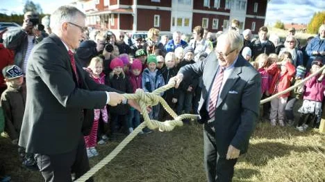 Städerna Boden och Luleå ska knytas samman tack vare den fortsatta ombyggnaden av riksväg 97 mellan kommunerna. Vilken symboliserades av råden Karl Petersens och Olle Lindströms repdragning ivrigt påhejad av den yngre publiken. FOTO: Kurt Engström