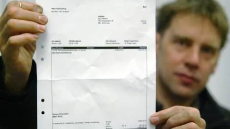 Sven-Erik Johansson fick det här skickat till sin firma. Snarlikt en faktura på något han aldrig beställt. <_Bildtext Fotobyline>FOTO: Hans Sternlund</_Bildtext Fotobyline>