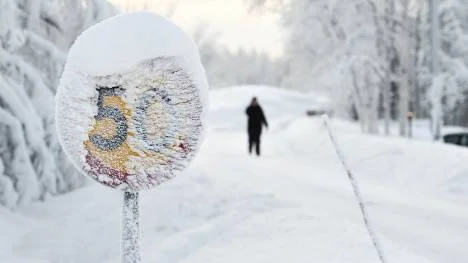 Probemet med översnöade och isiga vägskyltar kan vara på väg mot en lösning.                                                          FOTO: Kurt Engström