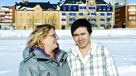 Nu är Mohamed Zia Mohseni 19 år gammal och myndig men han och Marita Strömgren behåller kontakten med varandra.                 Här möts de på isen utanför Södra hamnen i Luleå. Zia åker både skridskor och skidor.FOTO: Bengt-Åke Persson