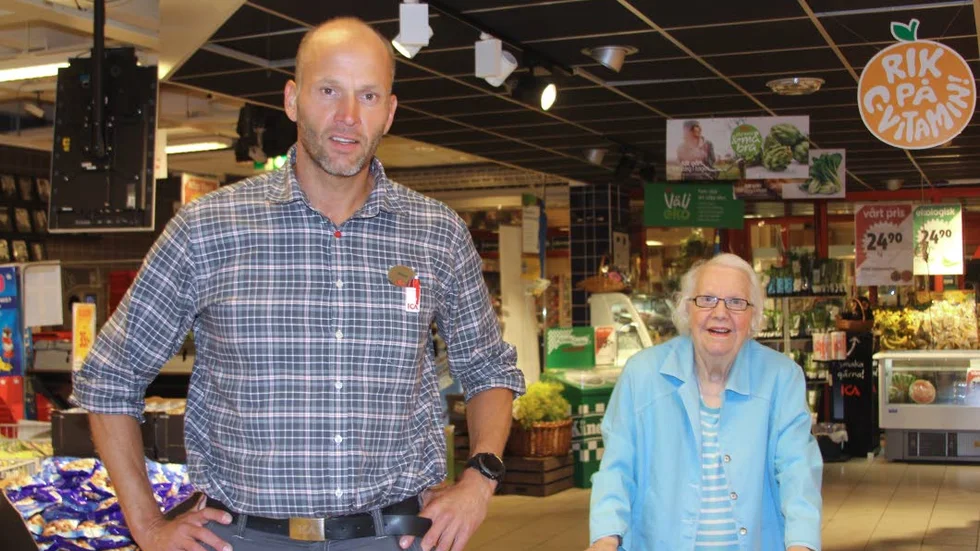 Dagen efter. Ica-handlaren Peter Samuelsson sprang efter rånarna, men såg bara ryggtavlorna. Sonja Mojlanen följde rånet från bostaden nära gallerian.