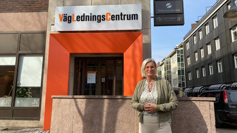 "Vägen in är via Vägledningscentrum", säger Eva-Britt Sjöberg (KD), ordförande i kompetensförsörjningsnämnden i Norrköping. Så snart nämnden tagit beslut är det här, på Hospitalsgatan 20, som ukrainska flyktingar i stan kan lämna in sin ansökan om att lära sig svenska.