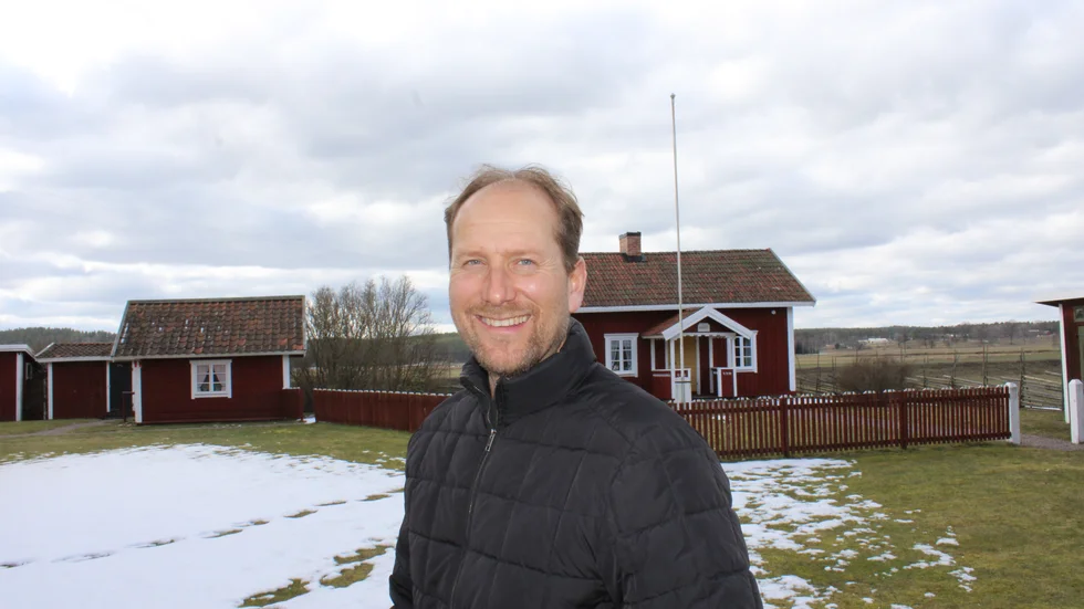 Robert Soowik framför några av byggnaderna i det som tidigare var Smålandsbyn.