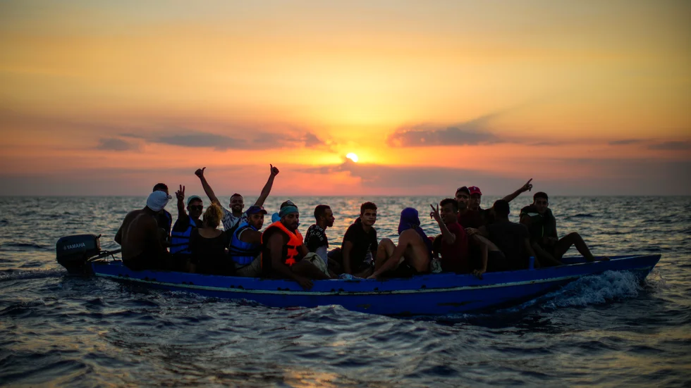 Migranter ombord på en båt på väg från Tunisien. Arkivbild.