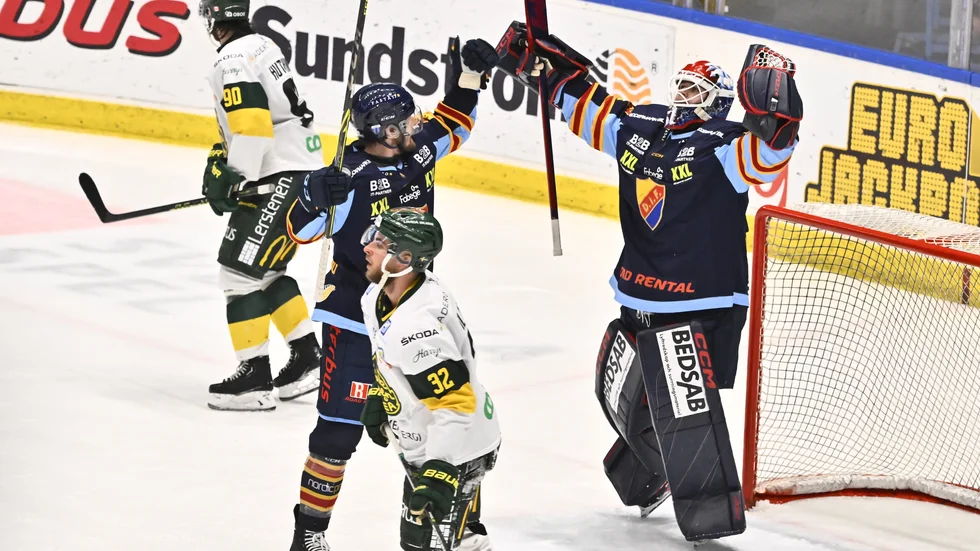 Djurgårdens målvakt Jesper Myrenberg jublar efter att ha fått hoppa in i den andra perioden.