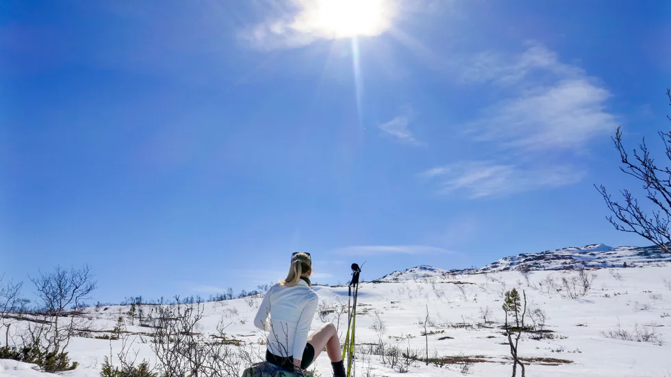 Under måndagen skiner solen över Skellefteå men under måndagsnatten väntas moln med eventuella lokala snöbyar. Under tisdagen väntas molntäcket dock att spricka upp.  