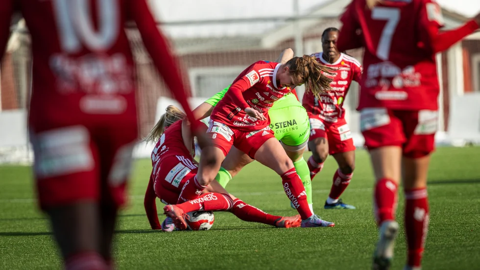 Olivia Holm och hennes lagkompisar i PIF har inlett med fyra poäng på två matcher.