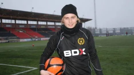 IFK Luleå var intresserat av Sebastian Hellström efter hans fina målform i fyran. Men nu laddar han om med Heden i division III. En intressant nykomling.