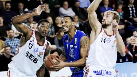 Amerikanen Keith Ramsey dominerade Fyrishov med 26 poäng och 14 returer i LF Baskets segermatch mot Uppsala.