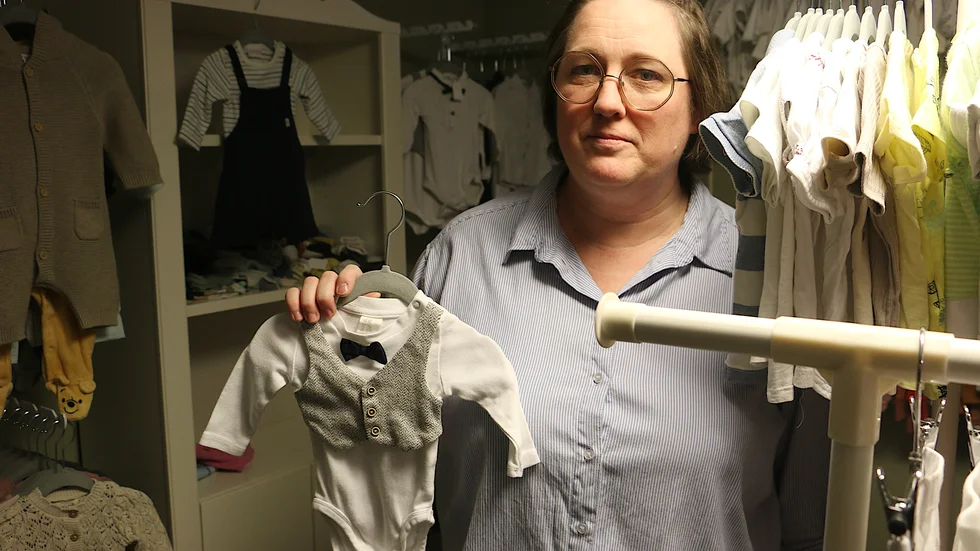 Till vardags och till fest. Med fluga och väst... Jessica Yngve i Hultsfred satsar på secondhandbutik hemma i källaren. Och specialiteten är barnkläder upp till två år.