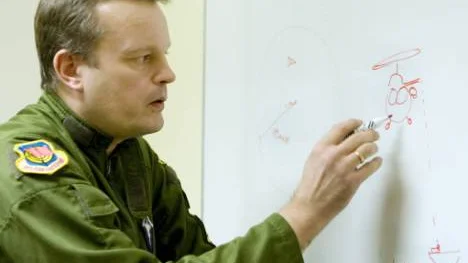 Mats Hakkarainen, flygchef F 21, förklarar varför räddningshelikoptern inte kan användas. Räddningsselen fungerar inte och det innebär att F 21 inte kan utnyttja flygövningsområdet norr och väster om Luleå. Det betyder färre flygtimmar. Foto: GÖRAN STRÖM