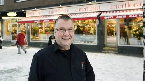 Trots besvärligheter under ombyggnadsperioden är blomsterhandlaren Bernt Jansson övertygad om att Storgatan blir jättefin när den sista etappen färdigställts.FOTO: Bengt-Åke Persson