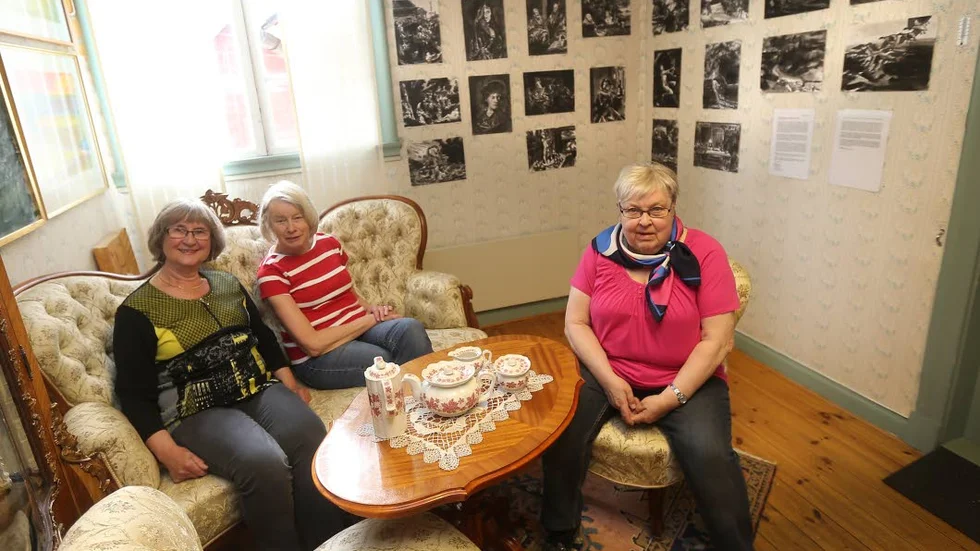Vernissage. Ingrid Muhrman, Marita Holmberg och Birgitta Wasteson tar en paus. De har snart hängt klart utställningen som premiärvisas på lördag på Mjölby hembygdsförening.