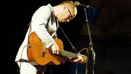 Tomas Andersson Wij visade ingen större entusiasm i början av sin konsert.  foto:  Pia Hanzi
