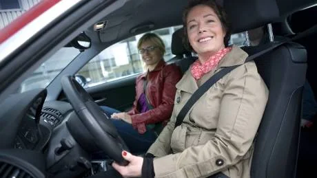 Tutar och kör. Luleåpolitikerna Camilla Hansen, centerpartiet, och Erika Josbrandt, kristdemokraterna, testade att köra en miljövänlig bil i går. Kanske en kampanjbil om två år.