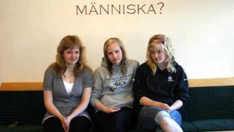Renèe Mattila, Linnea Pekkala och Jessica Norberg ger både ris och ros åt sin hemkommun. "Skolan är bra och här finns inget grupptryck", säger Renèe Mattila.                                        FOTO: ANNETH ERIKSSON