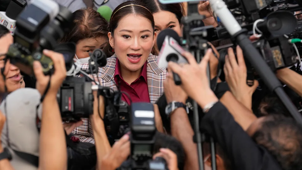 Paetongtarn Shinawatra, yngsta dotter till Thailands tidigare ledare Thaksin Shinawatra, vid en valkandidatsregistrering i Bangkok.